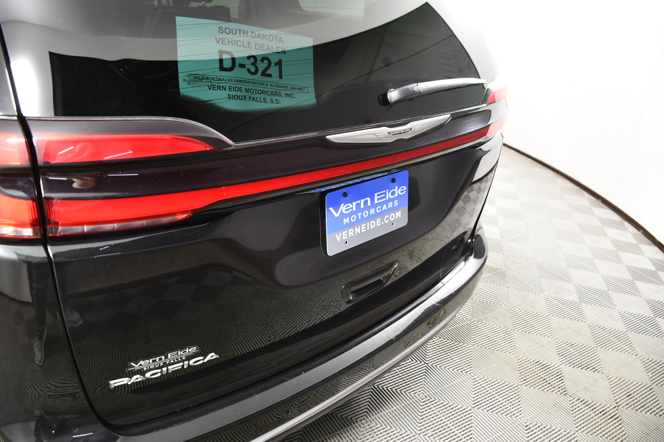 Used 2023 Chrysler Pacifica Touring-L image 15