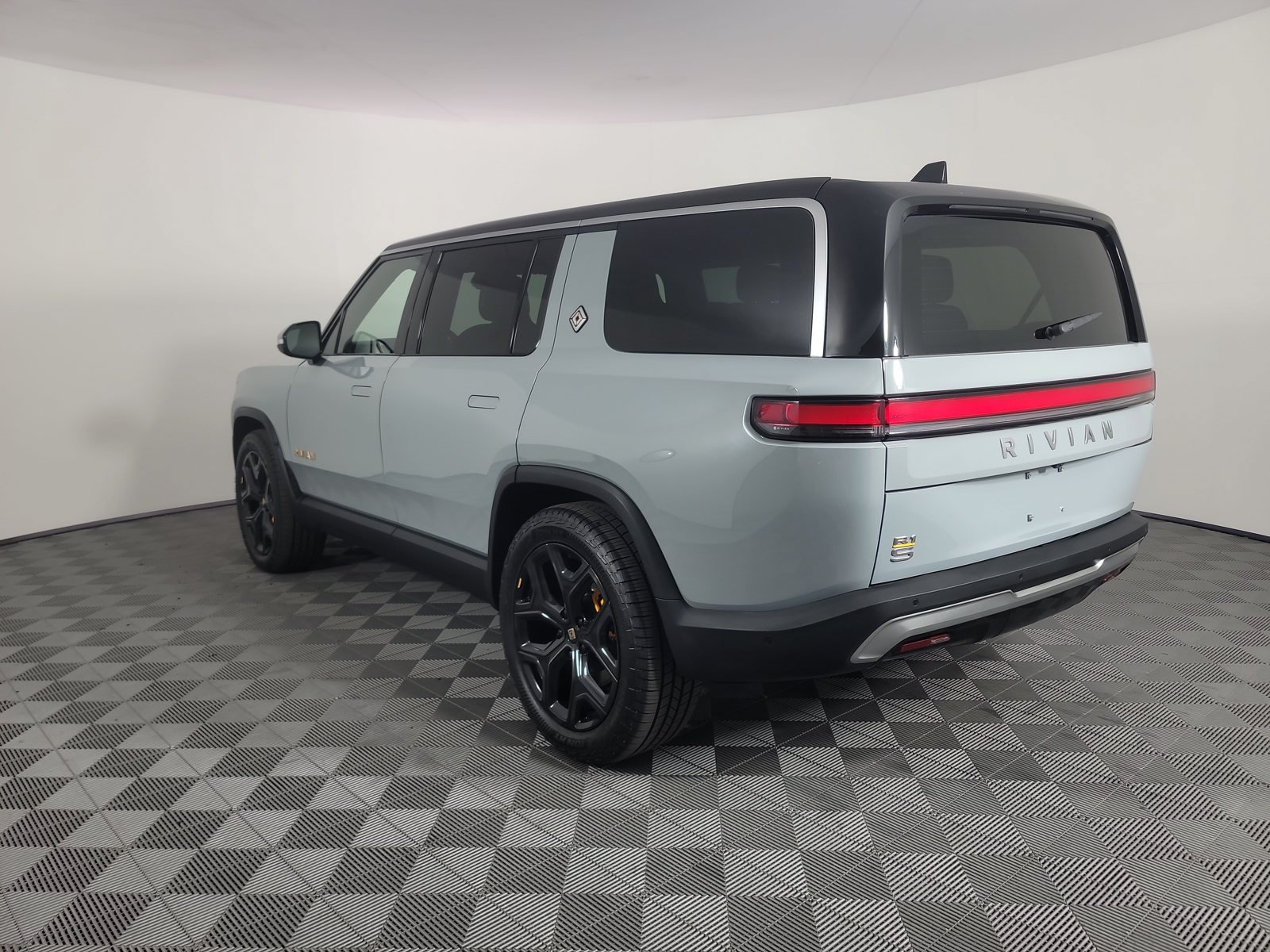 Used 2022 Rivian R1S Launch Edition Quad AWD/4WD image 3
