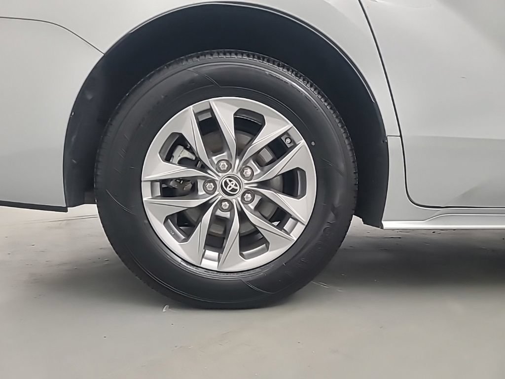 Used 2025 Toyota Sienna XLE FWD image 11