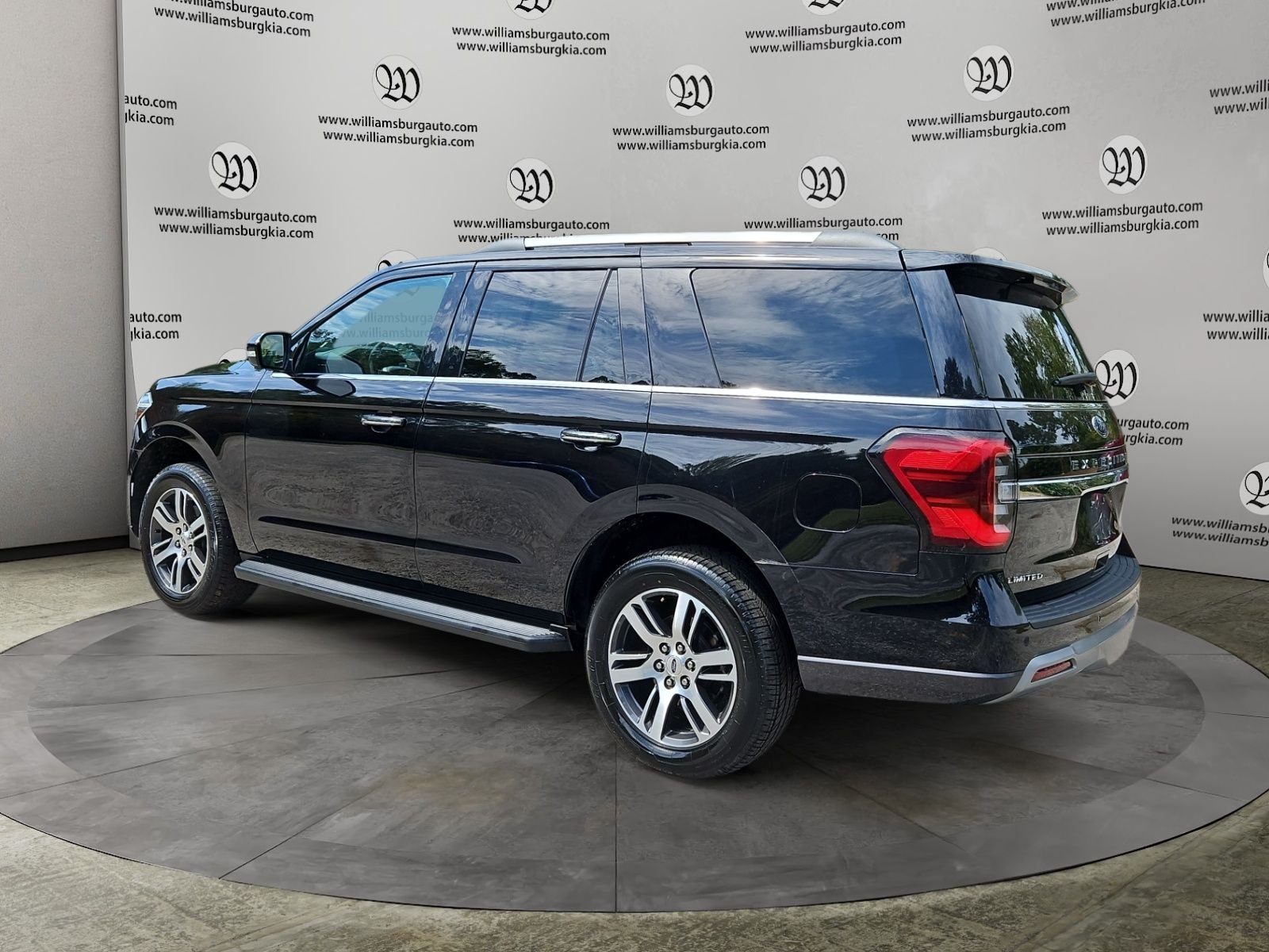 Used 2024 Ford Expedition Limited AWD/4WD image 3