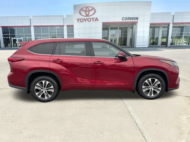 Used 2021 Toyota Highlander XLE AWD/4WD image 6