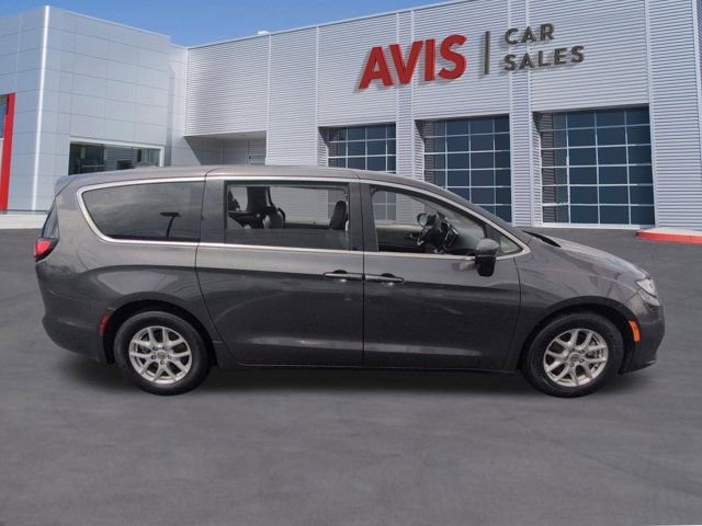 Used 2023 Chrysler Pacifica Touring-L image 5