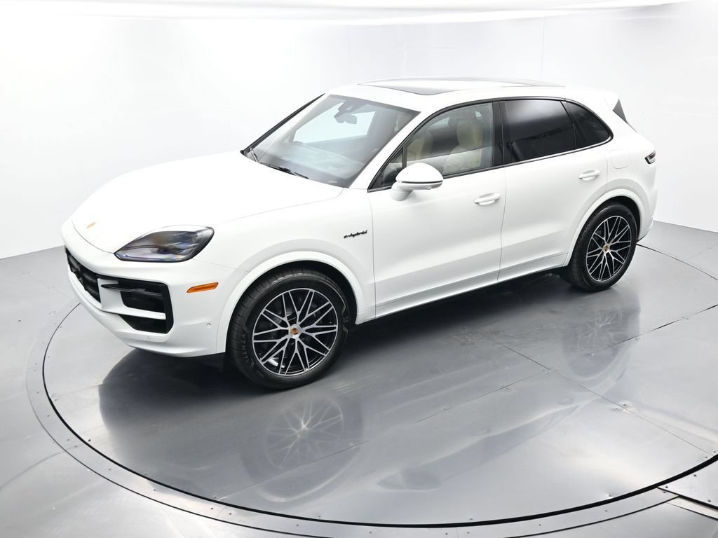 Certified 2025 Porsche Cayenne E-Hybrid w/ Premium Package Plus AWD/4WD image 37