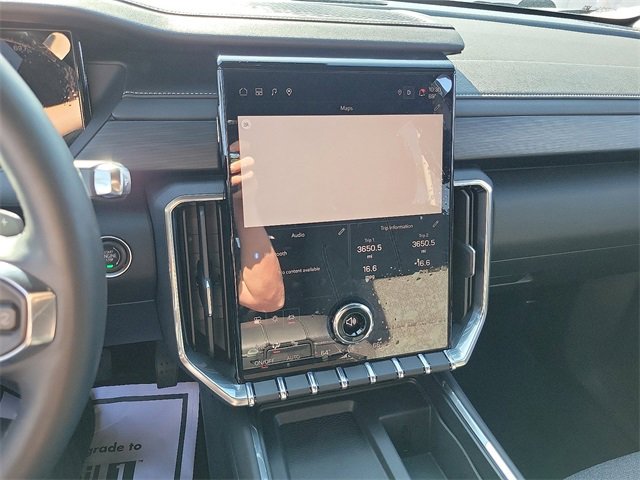 Used 2025 GMC Acadia Elevation image 11