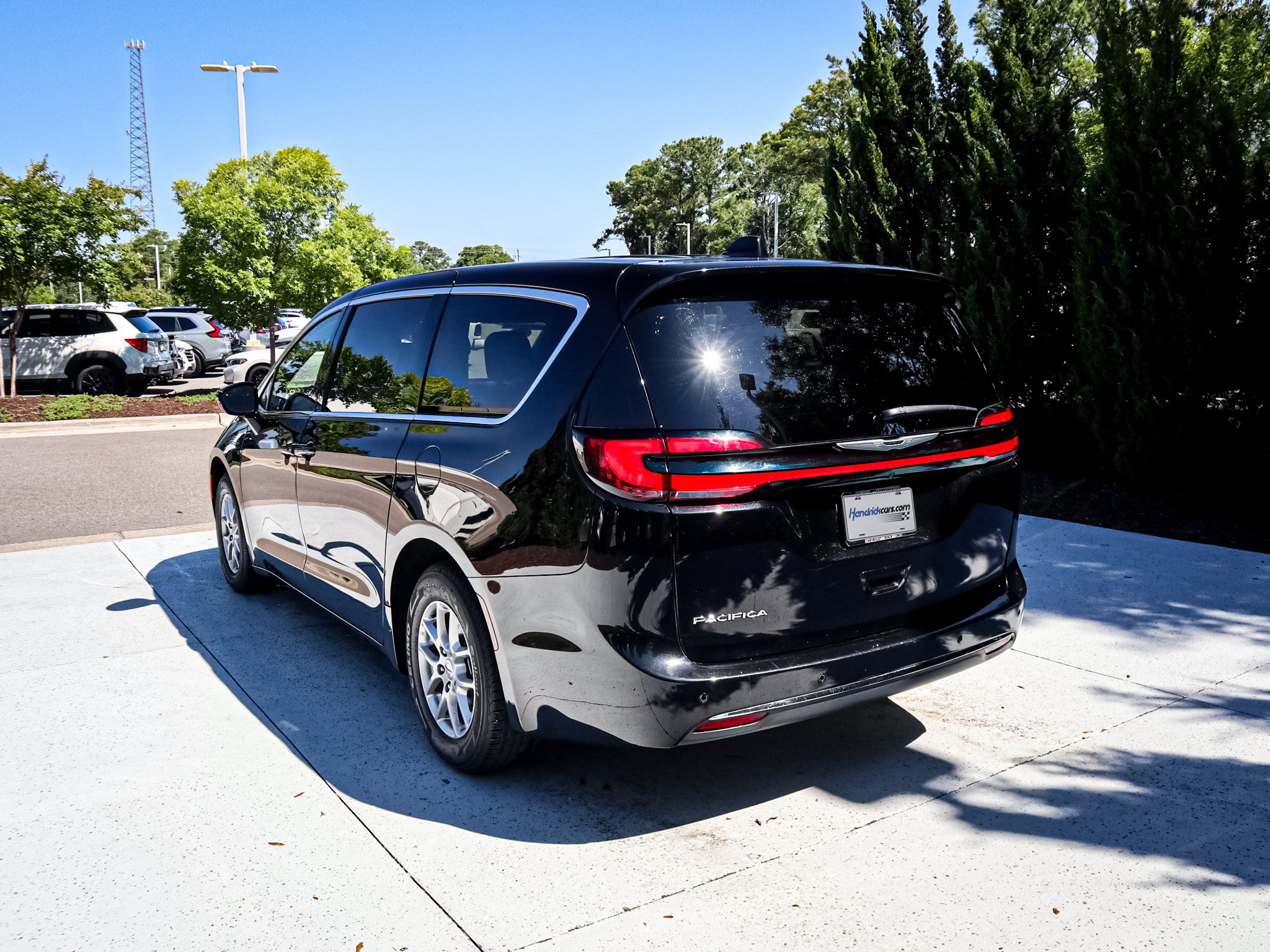 Used 2025 Chrysler Pacifica Select FWD image 8