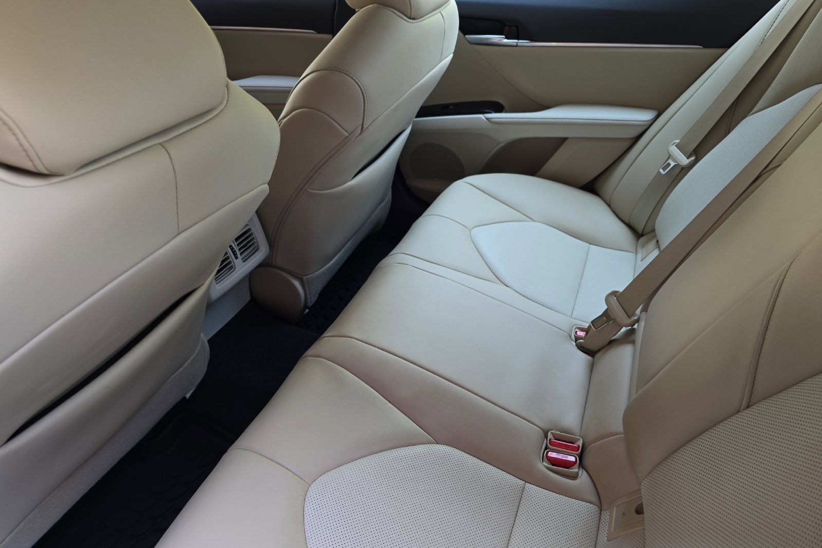 Used 2020 Toyota Camry XLE image 11