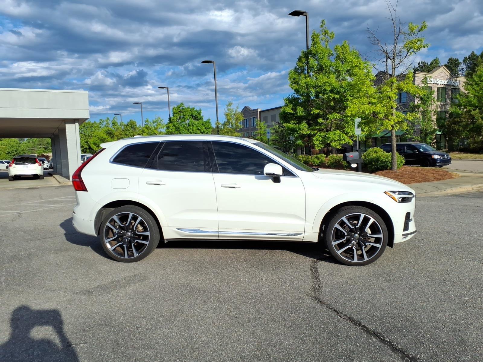 Used 2023 Volvo XC60 B5 Ultimate image 2