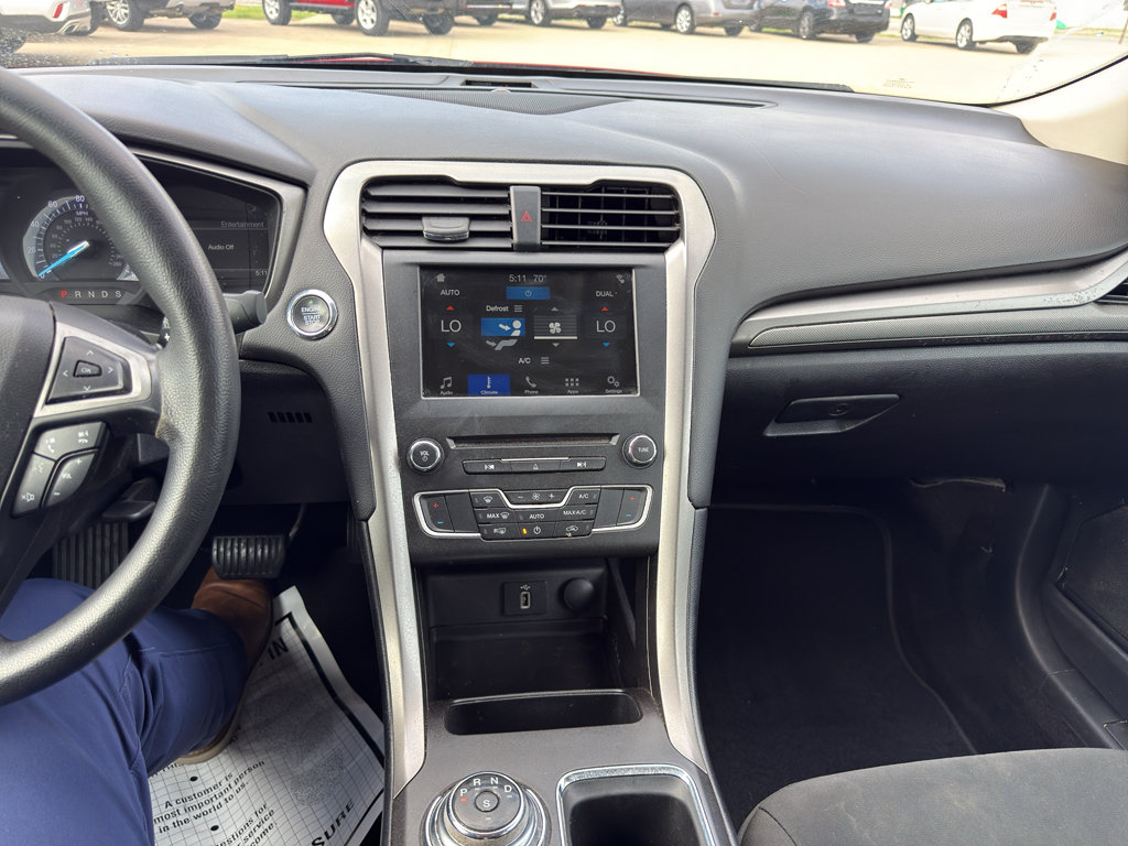 Used 2018 Ford Fusion SE w/ Fusion SE Technology Package FWD image 12