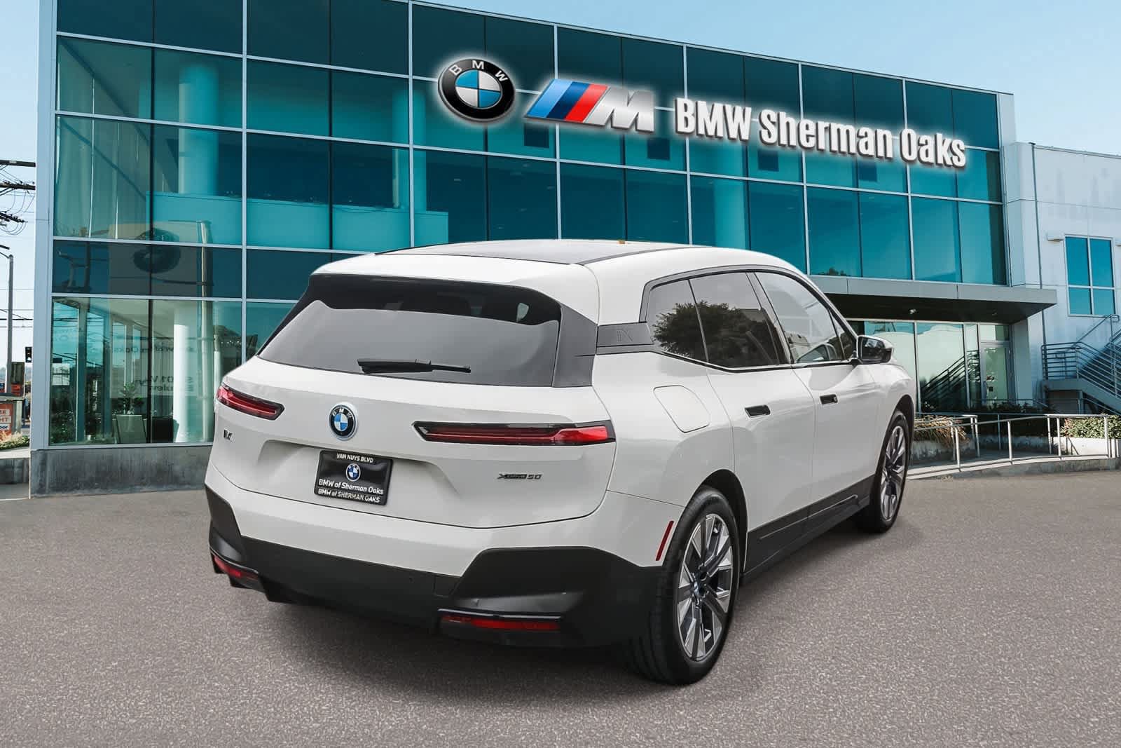 Certified 2023 BMW iX xDrive50 w/ Convenience Package AWD/4WD image 4