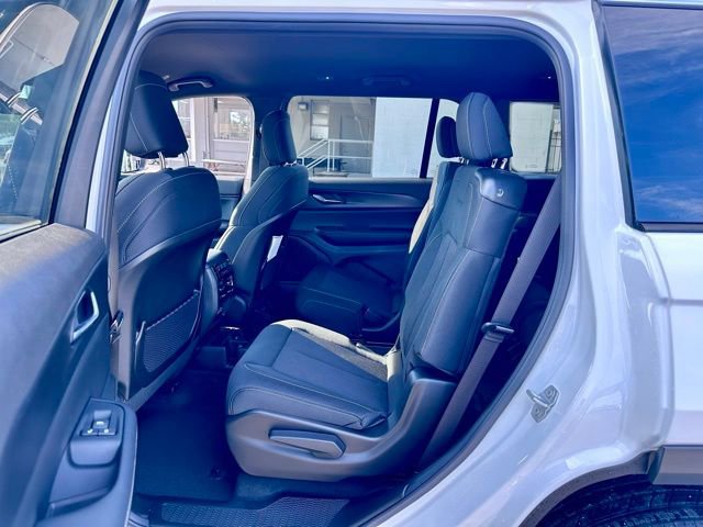 New 2025 Jeep Grand Cherokee L Laredo image 18