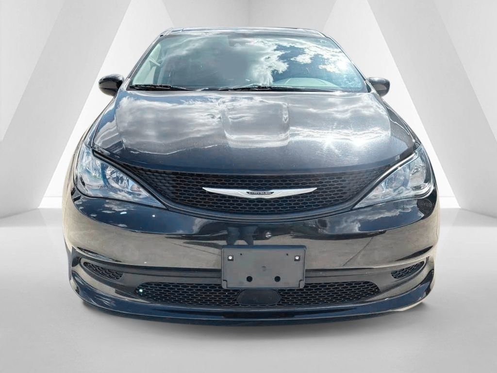 Used 2023 Chrysler Voyager LX FWD image 2