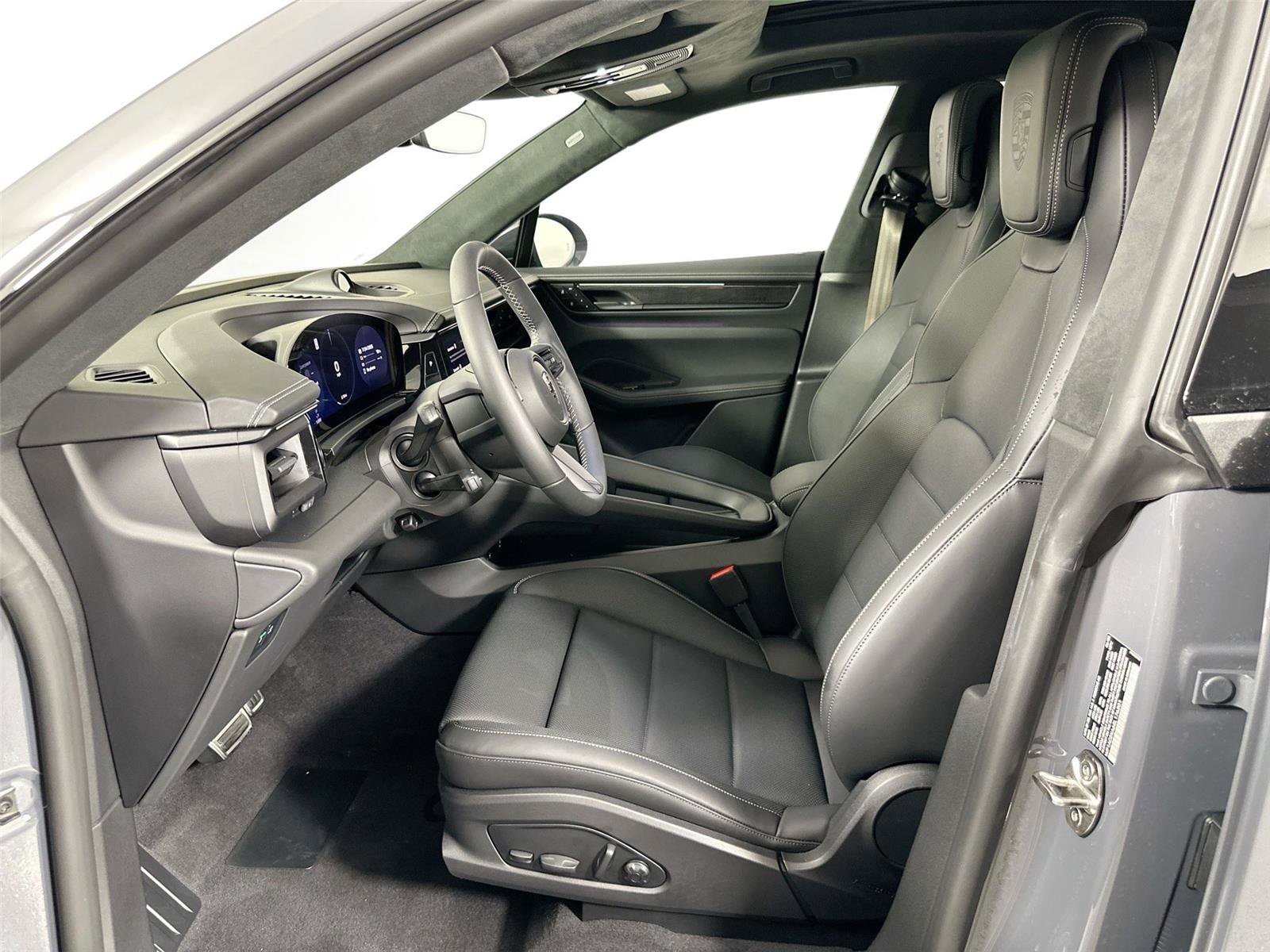 Certified 2025 Porsche Macan Turbo Electric AWD/4WD image 5