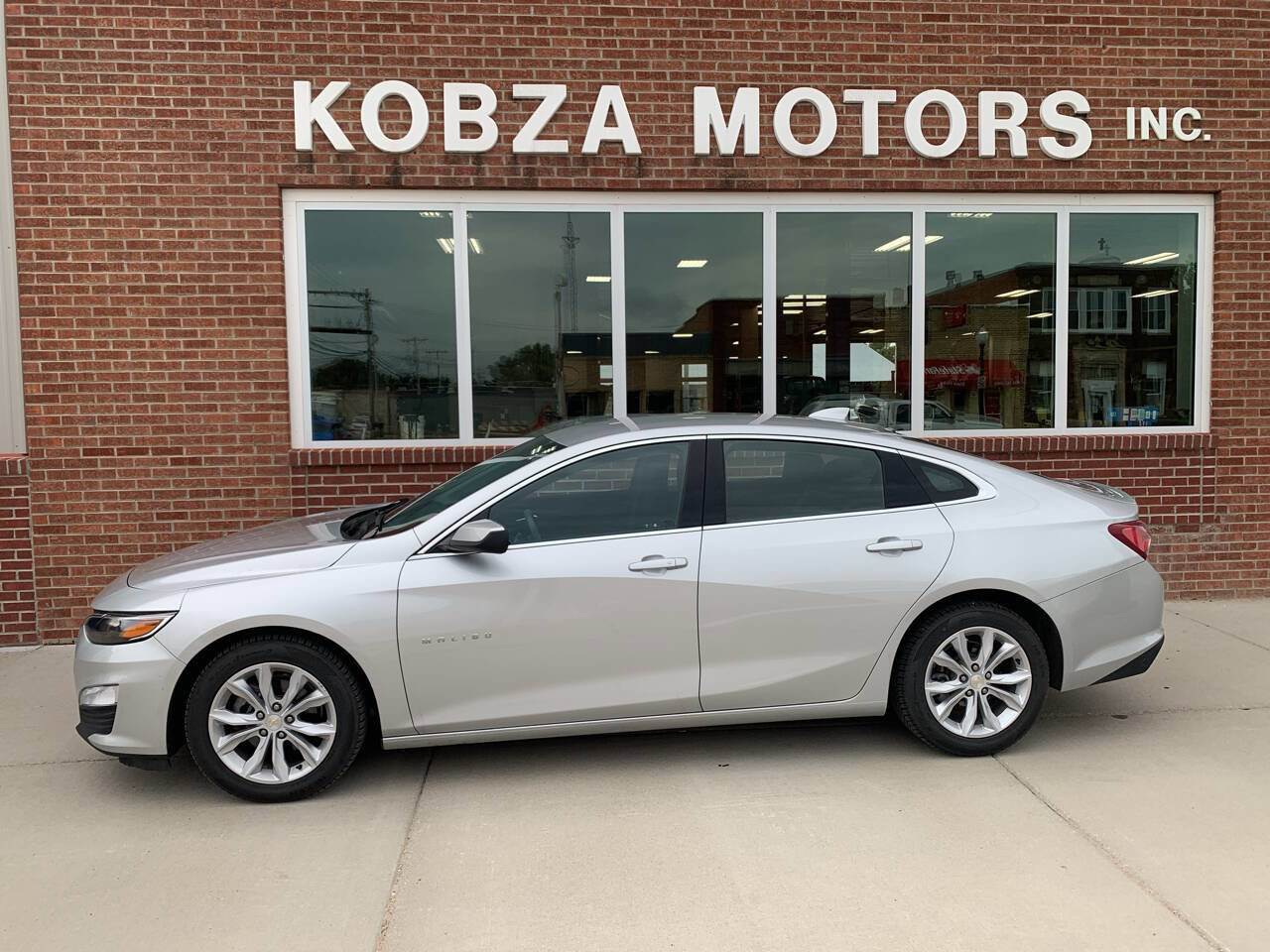 Used 2022 Chevrolet Malibu LT image 2