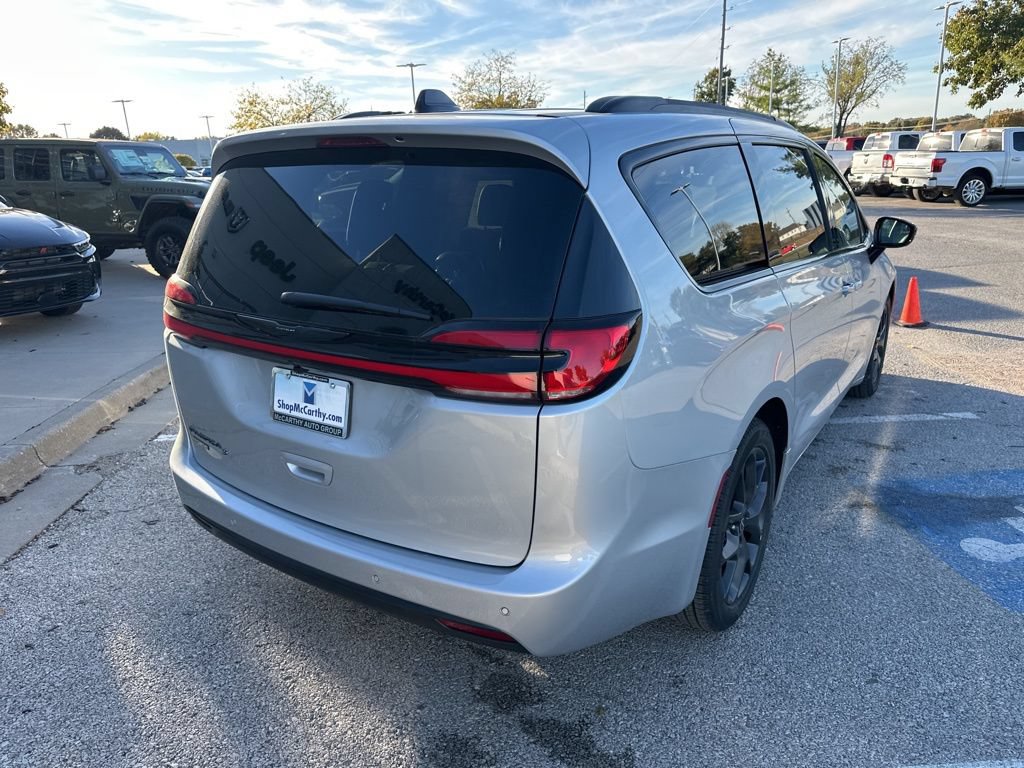 New 2026 Chrysler Pacifica Select FWD image 31