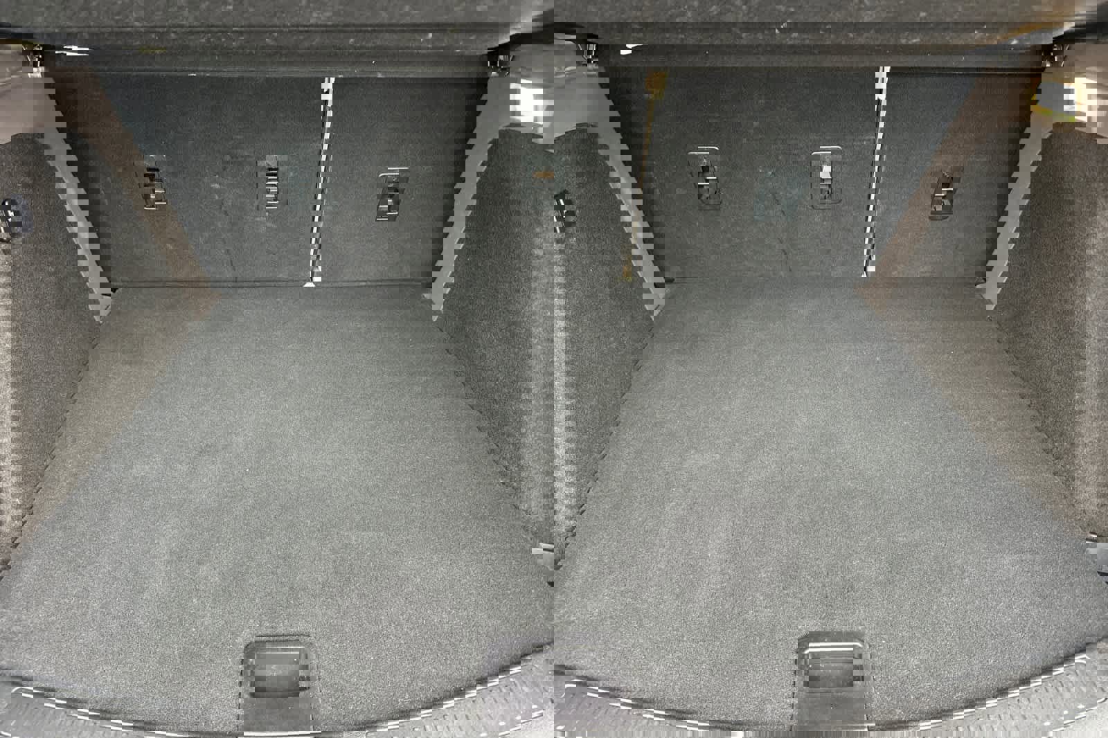 Used 2022 Lincoln Corsair FWD w/ Rear Removable Package Tray image 16