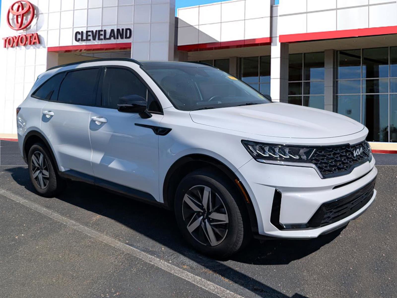 Used 2022 Kia Sorento S w/ Panoramic Sunroof Package image 2