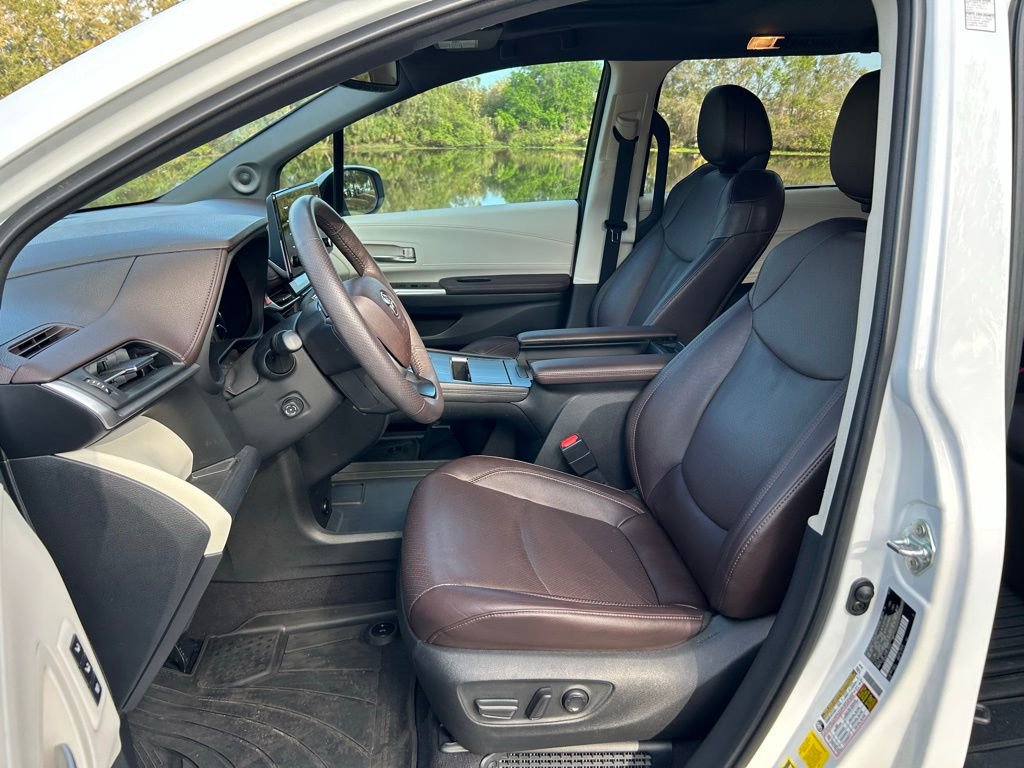 Used 2023 Toyota Sienna Platinum image 15