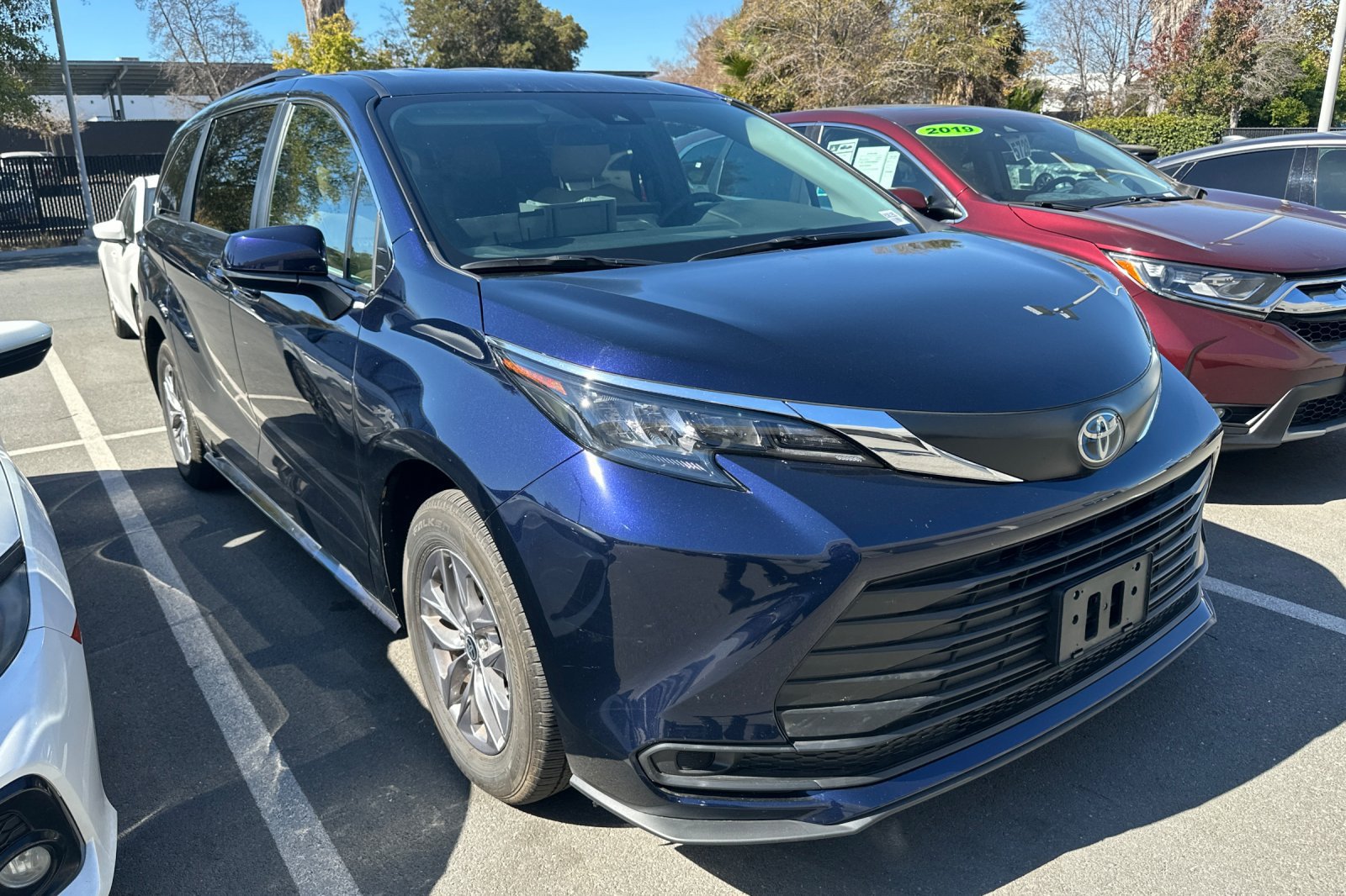 Used 2025 Toyota Sienna LE FWD image 2