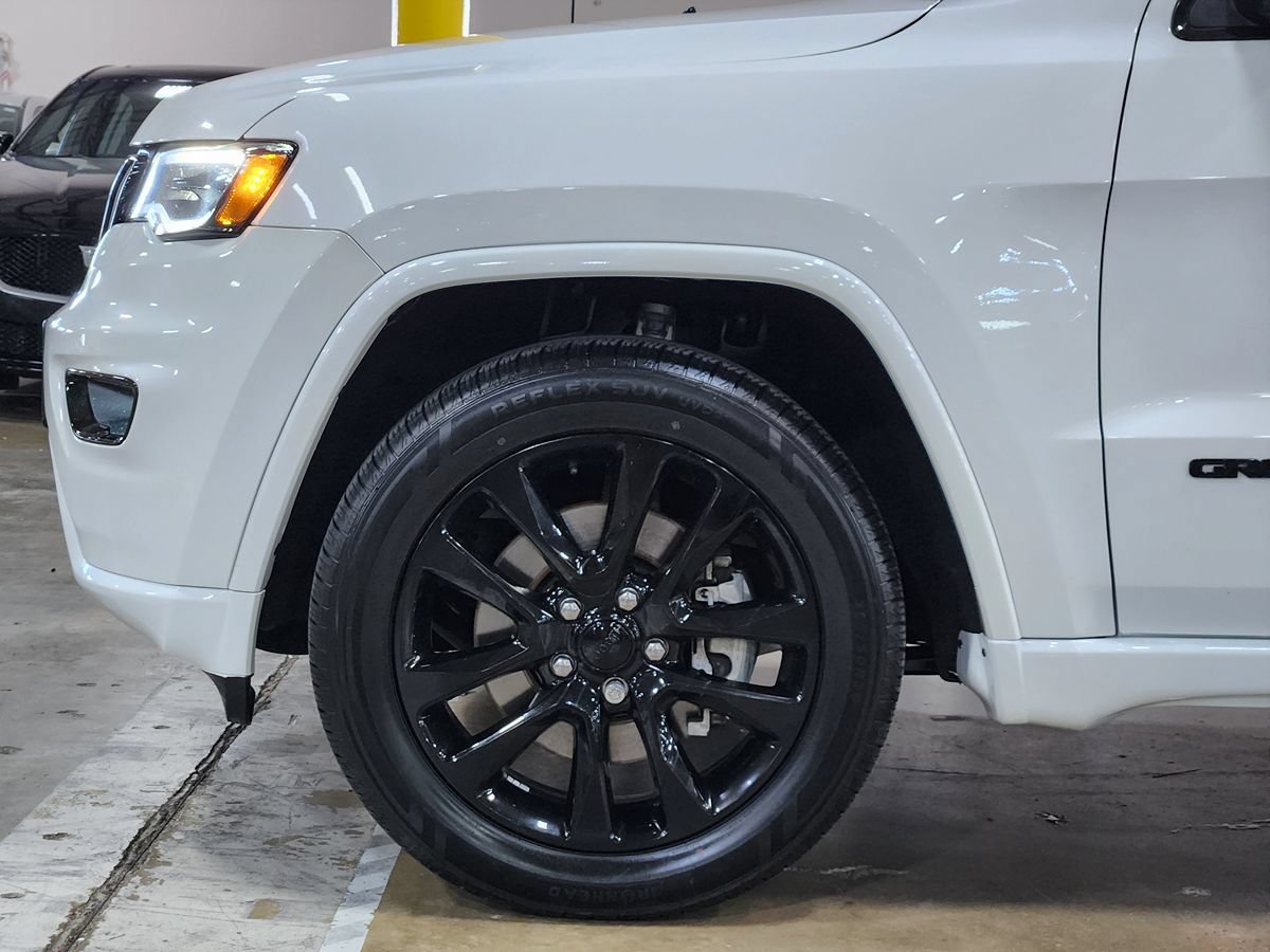 Used 2022 Jeep Grand Cherokee Laredo X AWD/4WD image 5