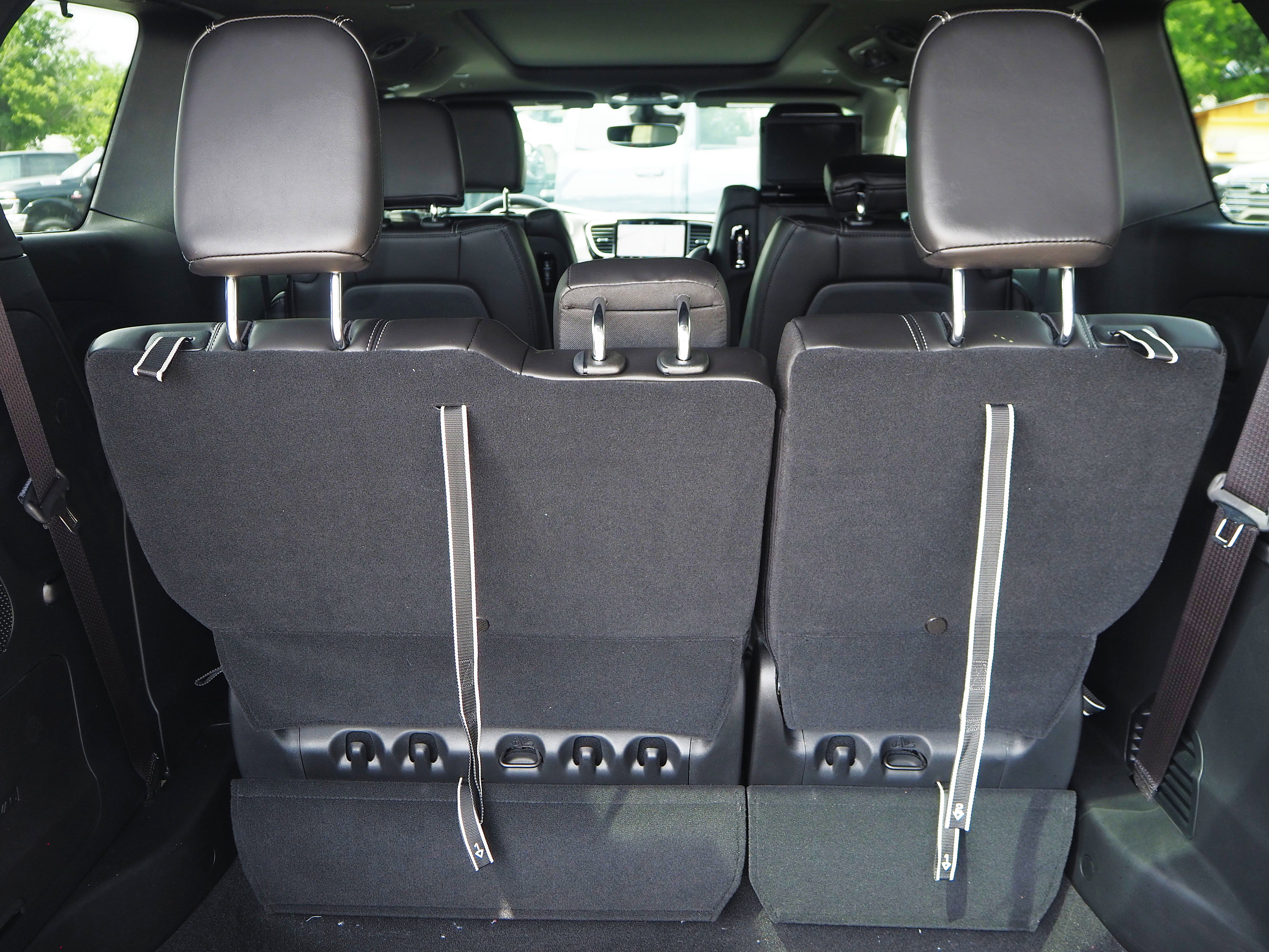 New 2025 Chrysler Pacifica Select w/ Uconnect Theater Family Group FWD image 10