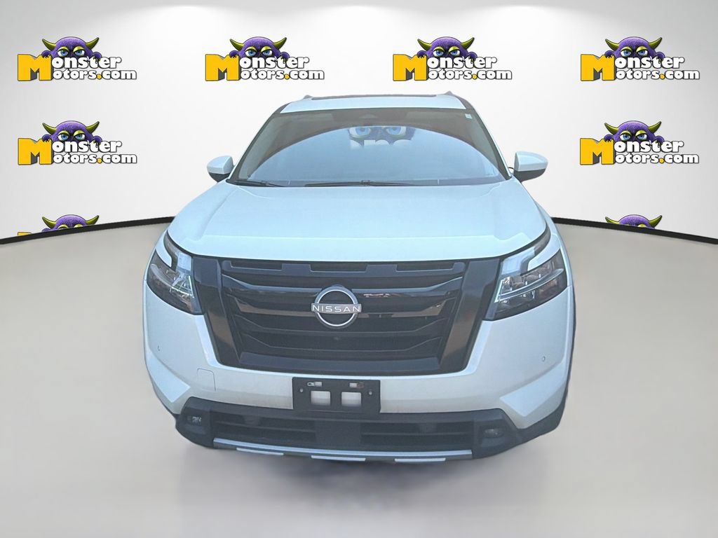 Used 2024 Nissan Pathfinder Platinum AWD/4WD image 2