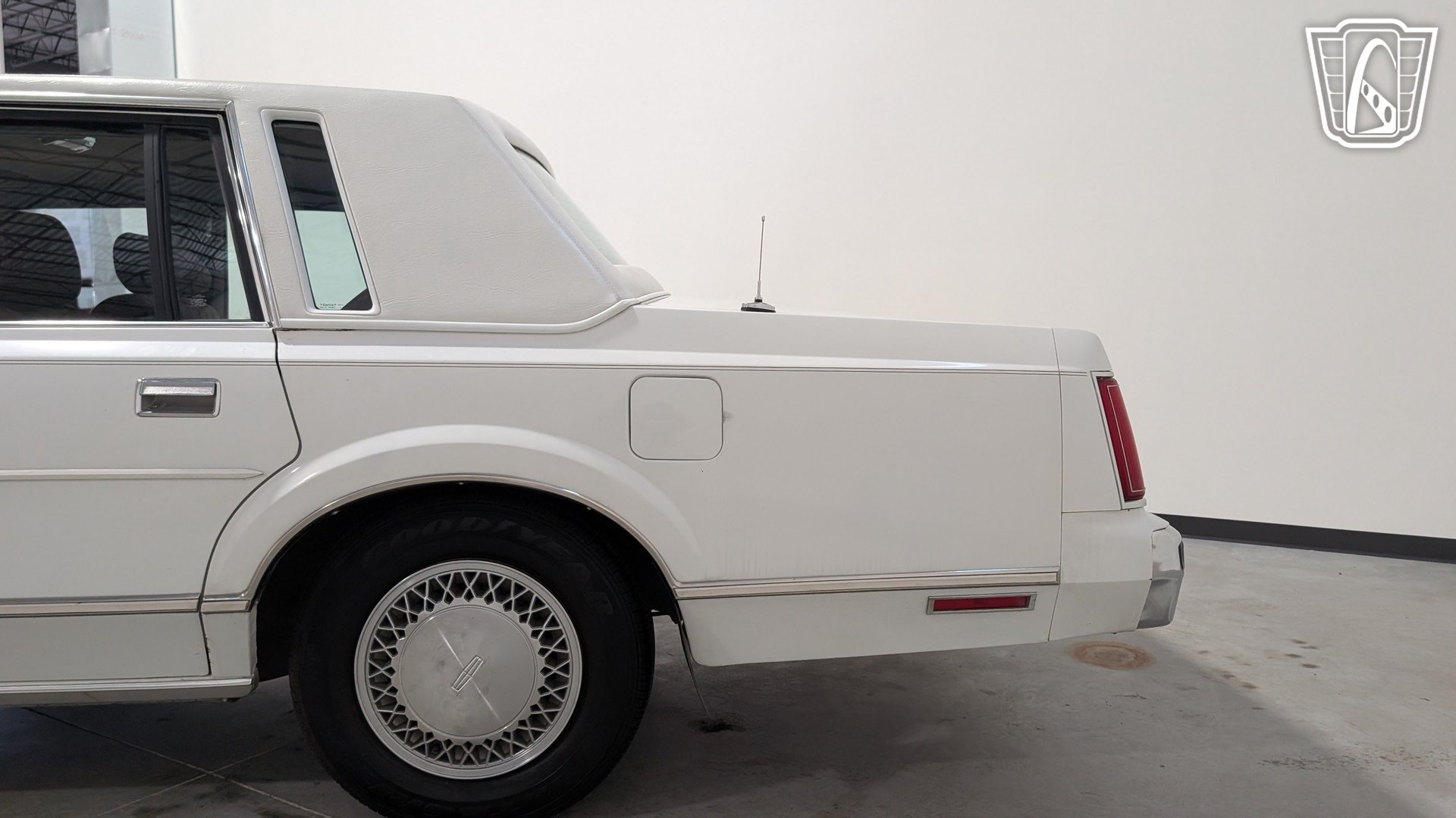 Used 1988 Lincoln Town Car RWD image 30