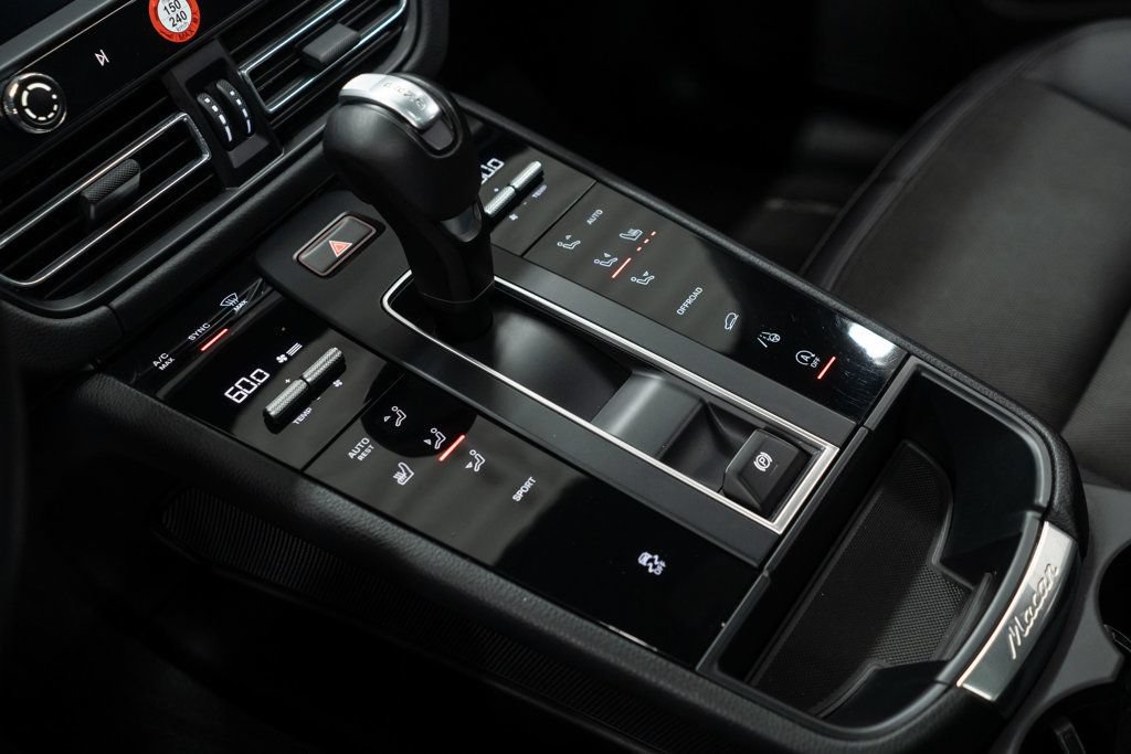 Used 2024 Porsche Macan AWD/4WD image 16