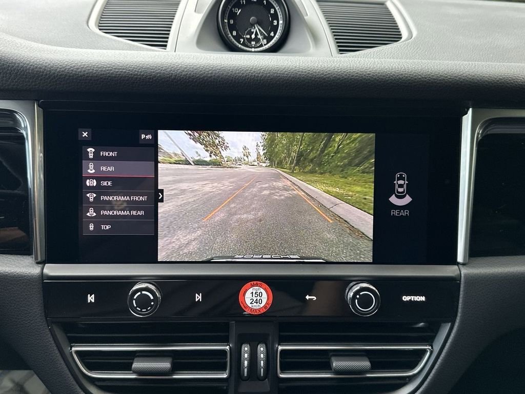 Certified 2025 Porsche Macan image 12