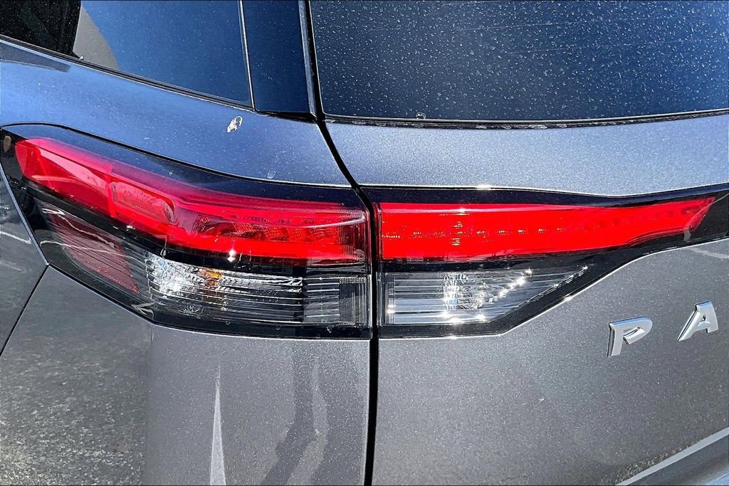 Used 2025 Nissan Pathfinder Platinum image 43