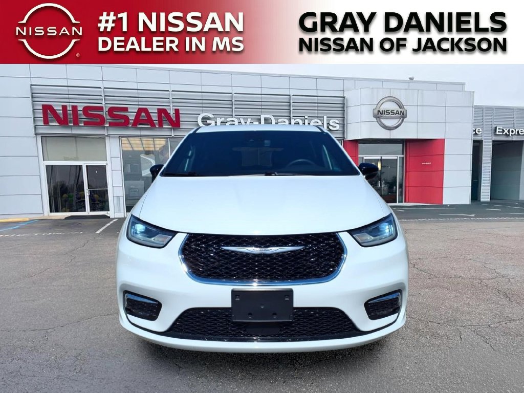 Used 2025 Chrysler Pacifica Select FWD image 2