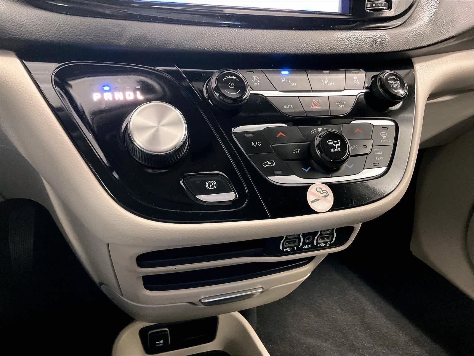 Used 2023 Chrysler Pacifica Touring-L FWD image 26