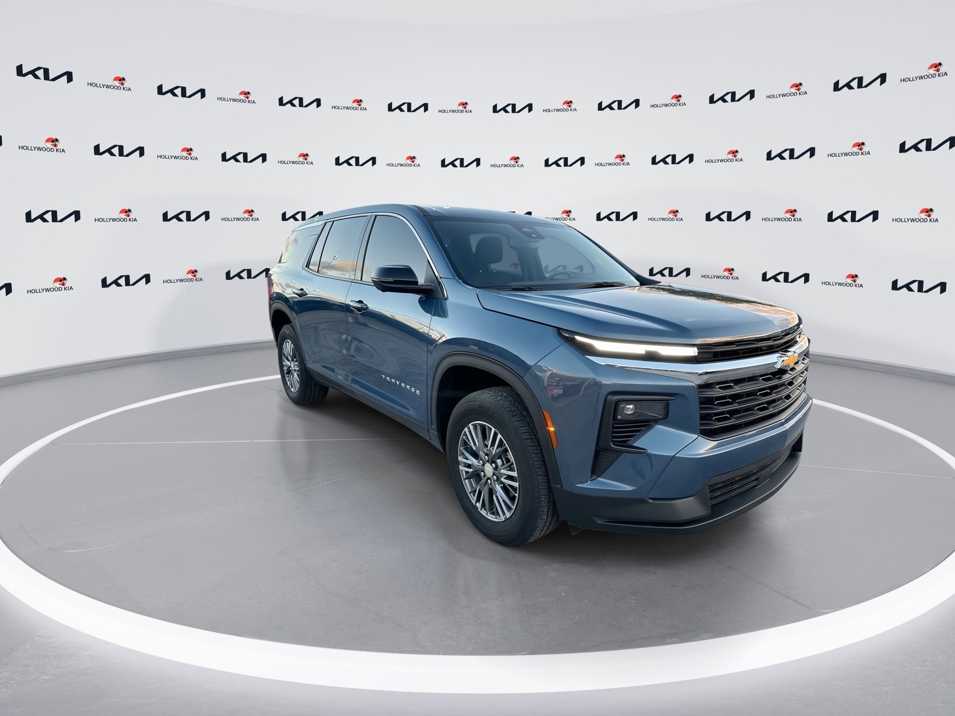 Used 2024 Chevrolet Traverse LS image 2