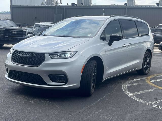 Used 2024 Chrysler Pacifica Touring-L w/ S Appearance Package FWD image 8
