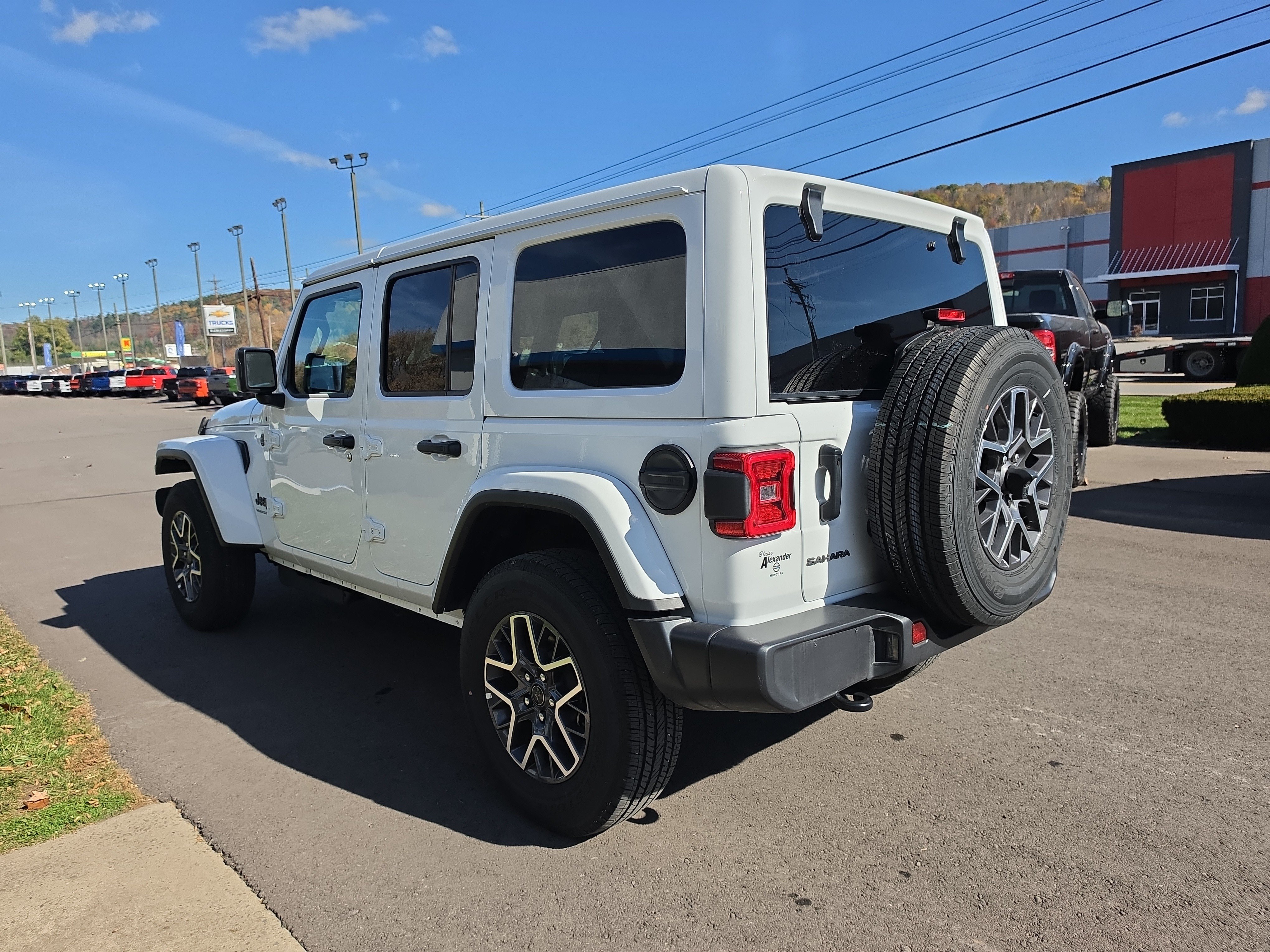 Used 2026 Jeep Wrangler Unlimited Sahara AWD/4WD image 6