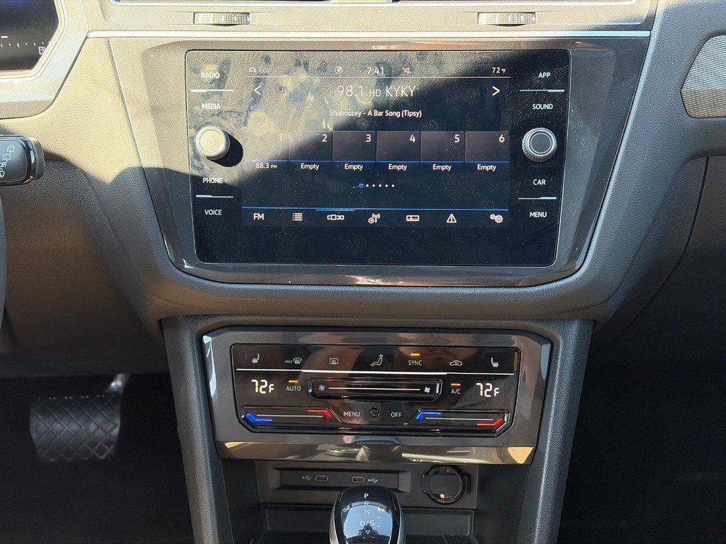 Used 2024 Volkswagen Tiguan SE w/ Panoramic Sunroof Package image 14