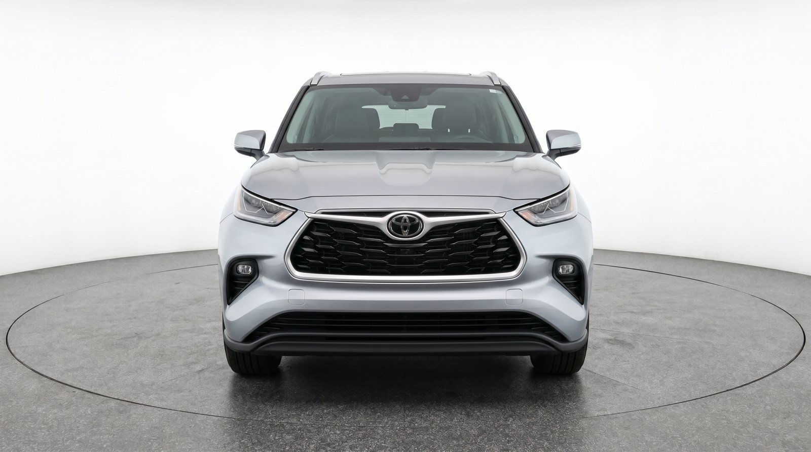 Used 2025 Toyota Highlander LE FWD image 2