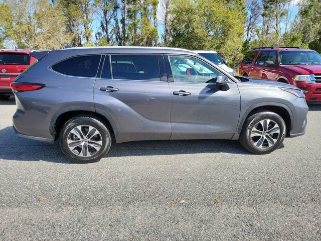 Used 2022 Toyota Highlander XLE image 9