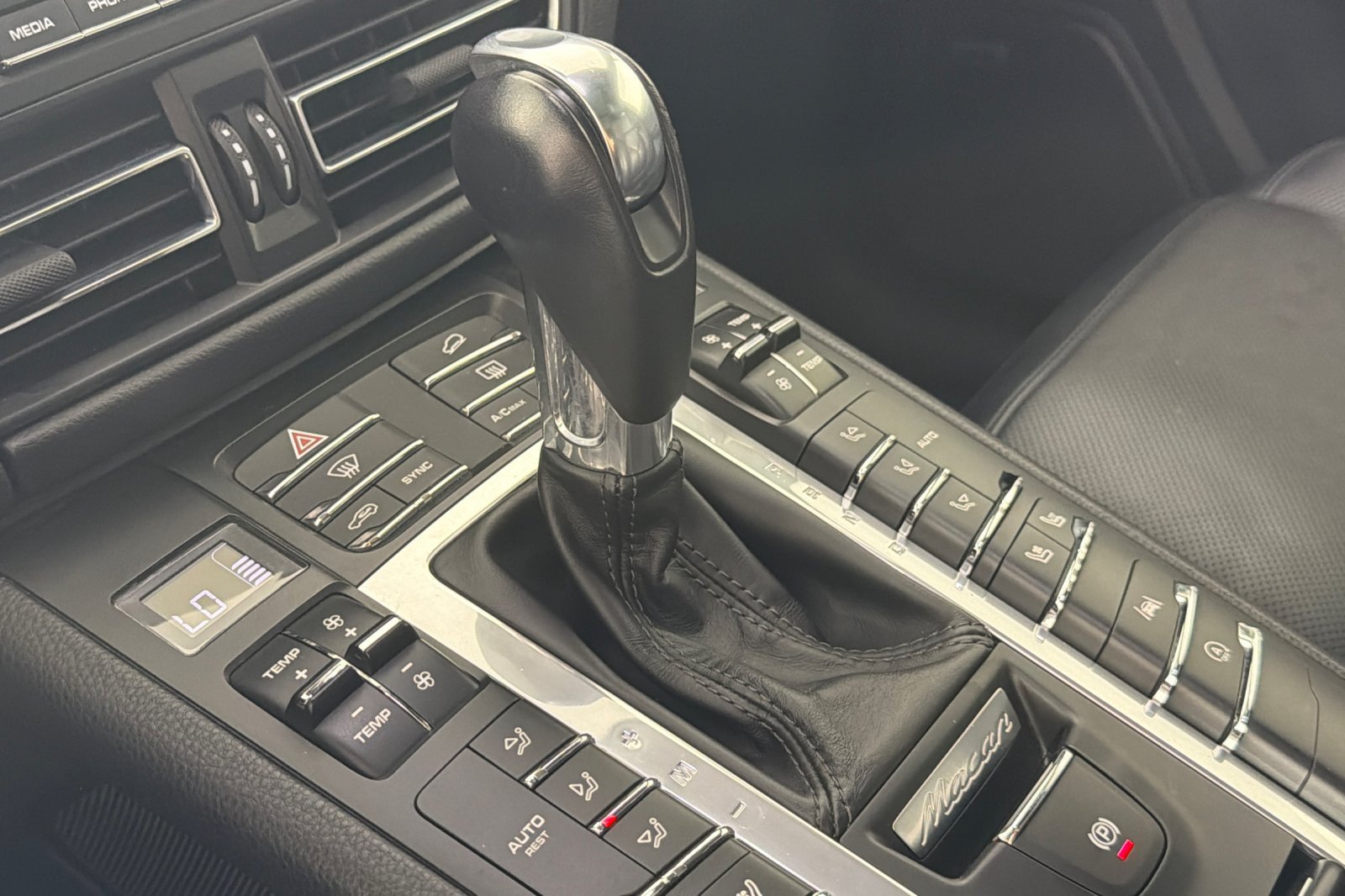 Used 2020 Porsche Macan AWD/4WD image 21