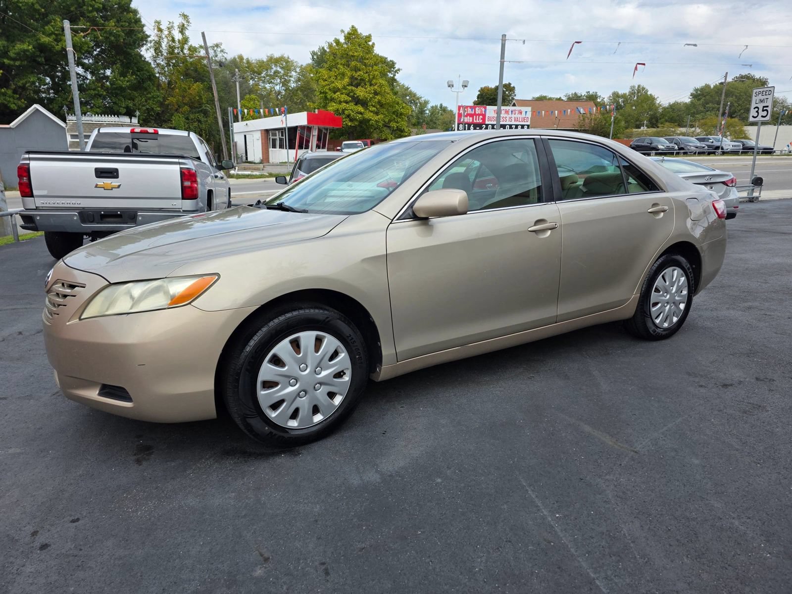 Used 2009 Toyota Camry LE FWD image 3