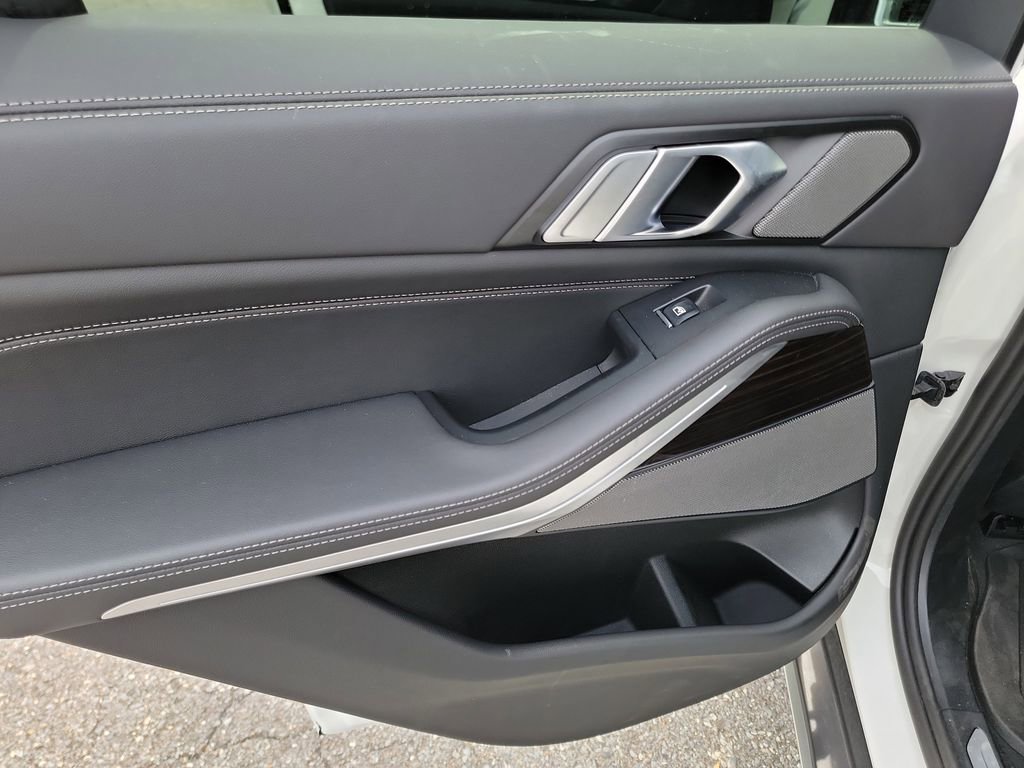 Certified 2025 BMW X5 xDrive50e w/ Premium Package image 17