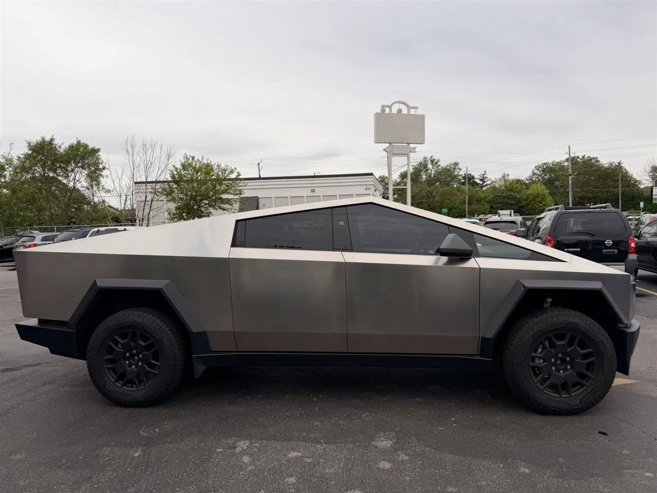 Used 2024 Tesla Cybertruck AWD Crew Cab image 9