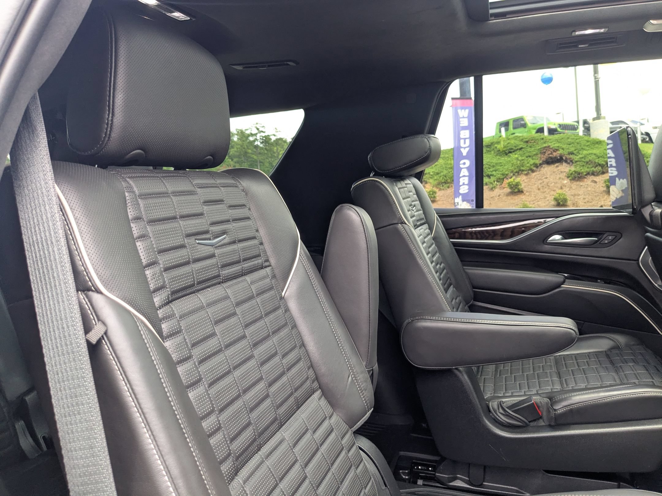 Used 2022 Cadillac Escalade Premium Luxury Platinum w/ Heavy-Duty Trailer Package AWD/4WD image 30