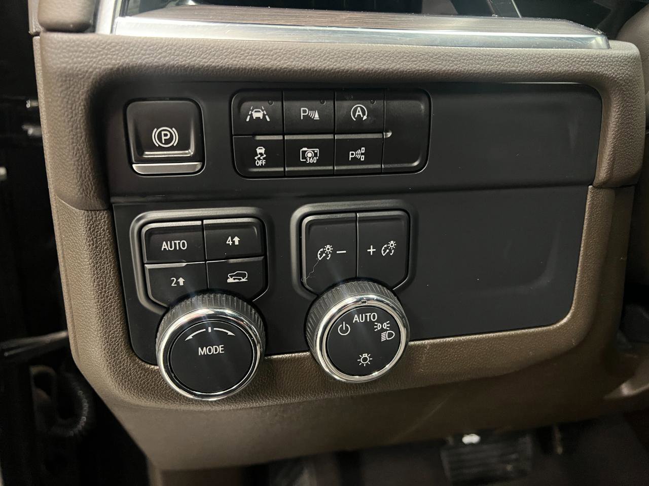 Used 2025 Chevrolet Suburban LT image 22