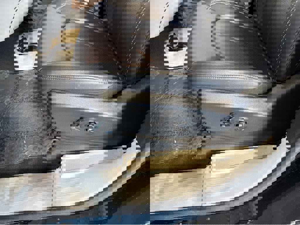 Used 2024 Chrysler Pacifica Touring-L image 4