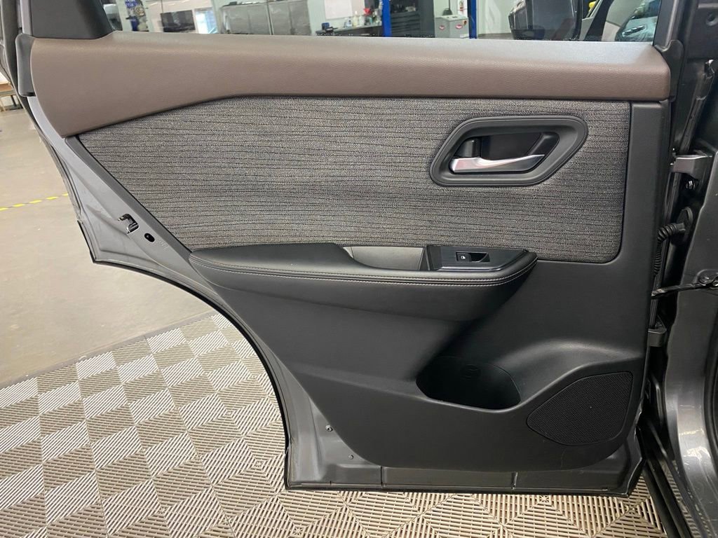 Used 2023 Nissan Rogue SV image 17