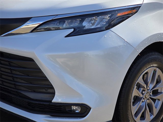 Used 2025 Toyota Sienna XLE image 6