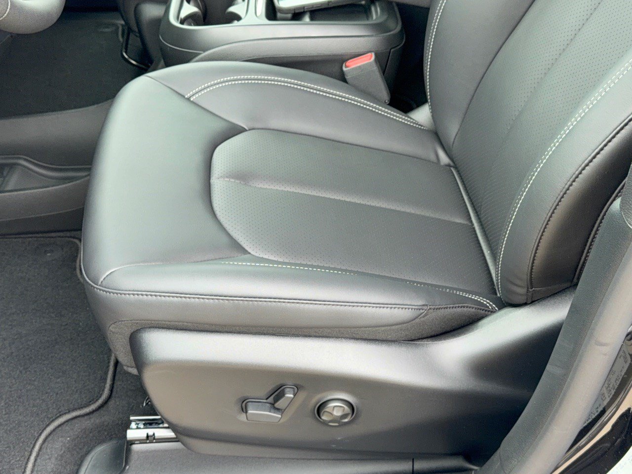 New 2027 Chrysler Pacifica Select FWD image 16