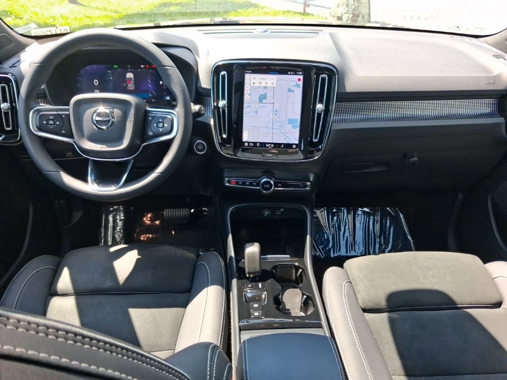 Used 2023 Volvo XC40 B5 Plus w/ Climate Package image 9