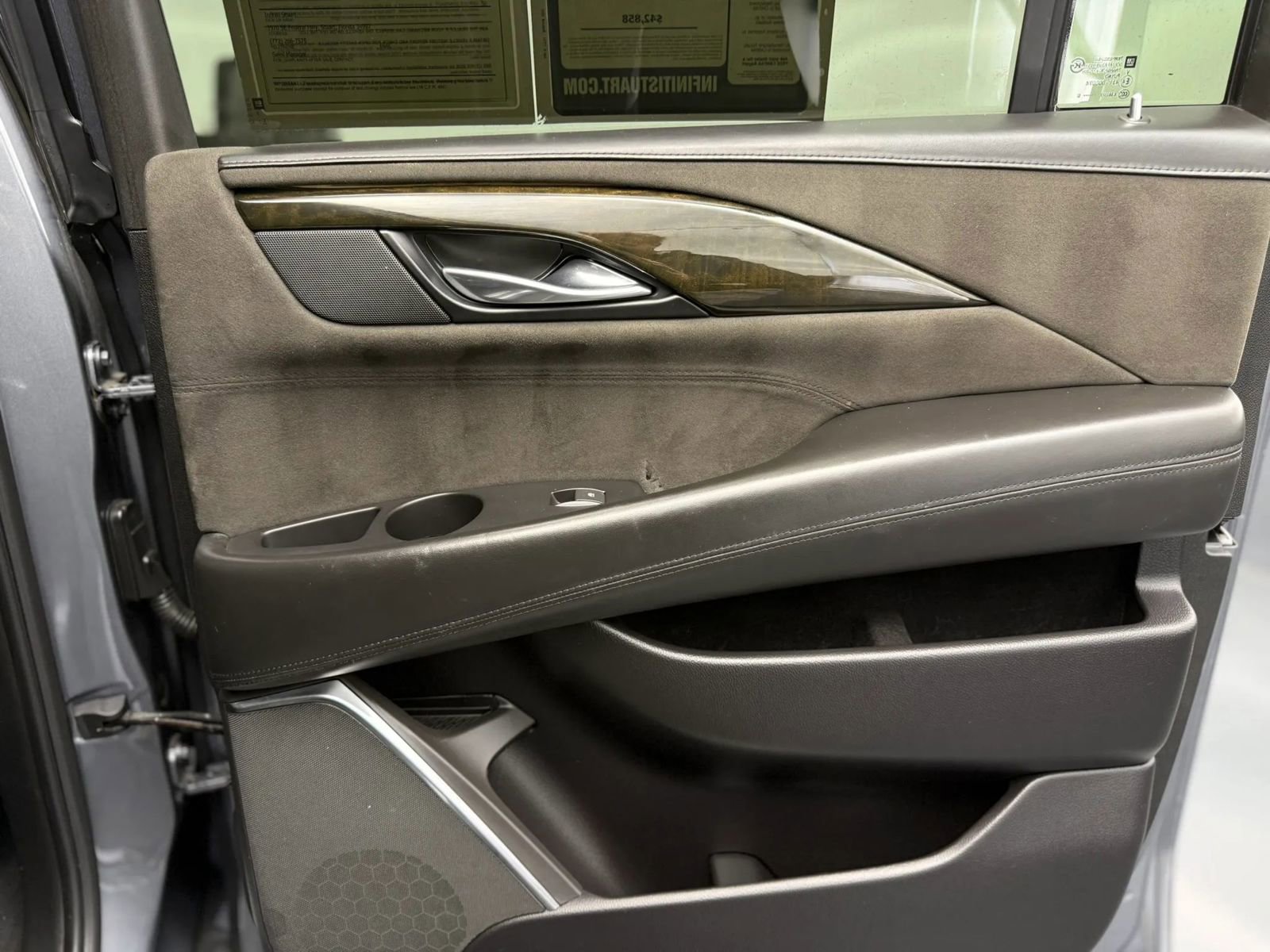 Used 2018 Cadillac Escalade ESV Platinum AWD/4WD image 23