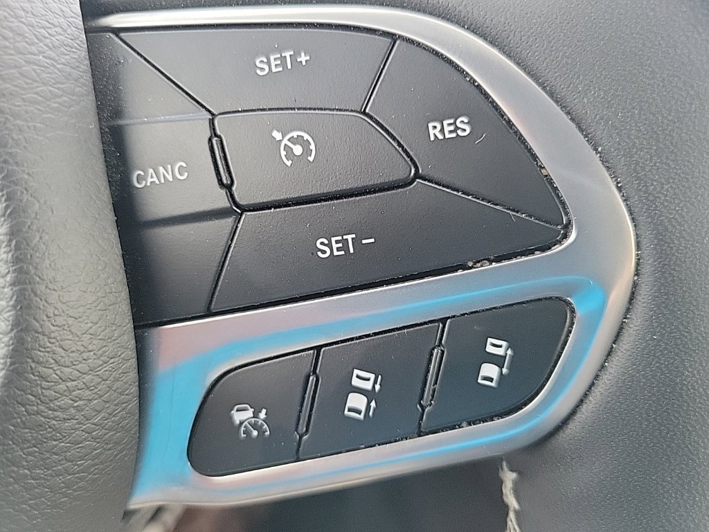 Certified 2025 Chrysler Pacifica Select w/ Uconnect Theater Family Group FWD image 18
